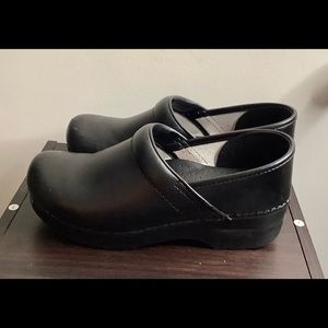 Dansko professional nursing clogs 8W wide 38 black